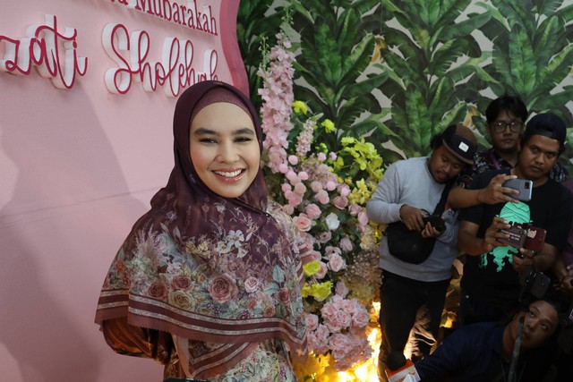 Artis Kartika Putri saat memberi keterangan pers terkait memilih capres harus bisa mengaji di kediamannya di kawasan Cipete, Jakarta, Jumat (26/01/2024). Foto: Dok. Agus Apriyanto