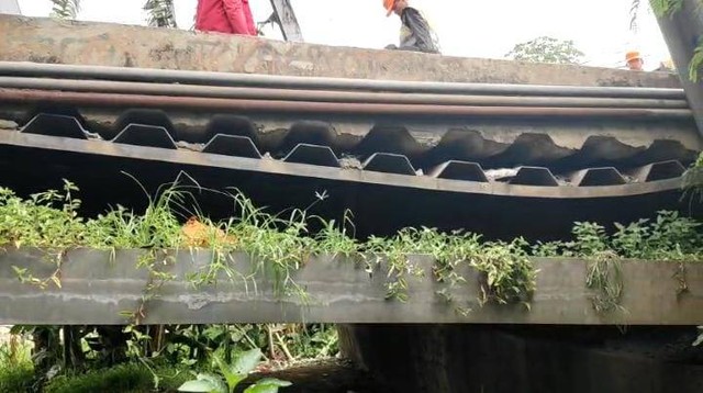 Baut Jembatan Cipendawa Kota Bekasi dicuri sehingga membuat konstruksi jalanan menurun. Foto: kumparan