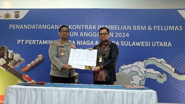 Perwakilan Pertamina dan Polda Sulawesi Utara usai menandatangani kontrak kerja sama pembelian BBM dan Pelumas Tahun Anggaran 2024.
