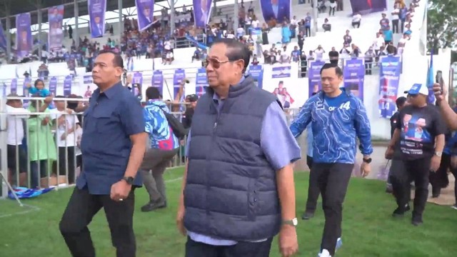 Ketua Majelis Tinggi Partai Demokrat Susilo Bambang Yudhoyono dan Ketum Partai Demokrat Agus Harimurti Yudhoyono menghadiri kampanye akbar Demokrat Menyapa Rakyat di Lumajang, Jawa Timur, Jumat (26/1/2024). Foto: Youtube/Partai Demokrat