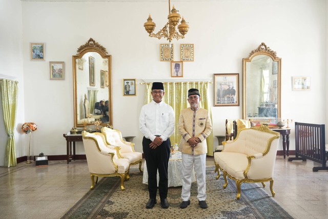 Capres 01 Anies Baswedan bertemu Sultan Ternate ke-49, Hidayatullah Sjah, di Kedaton Kesultanan Ternate, Jumat (26/1/2024). Foto: Dok. Istimewa
