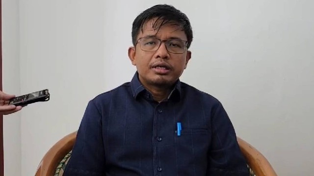 Komisioner KPU RI Idham Holik di sela meninjau persiapan Pemilu 2024 di Kantor KPU Kota Solo, Jawa Tengah, Jumat (26/1/2024). Foto: Dok. Istimewa