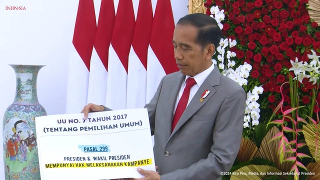 Presiden Jokowi memegang printout aturan UU Pemilu yang menyebut bahwa presiden boleh kampanye. Penjelasan Jokowi itu disampaikan di Istana Bogor, Jumat (26/1/2024). Foto: Youtube/Sekretariat Presiden