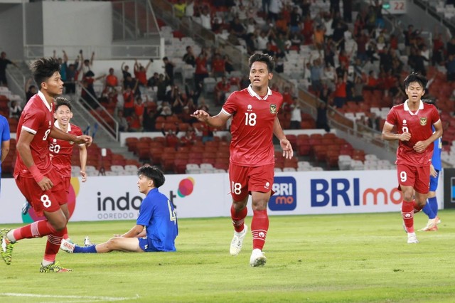 Selebrasi pemain Timnas U-20 Indonesia Toni Firmansyah usai mencetak gol ke gawang Timnas U-20 Thailand pada pertandingan persahabatan di Stadion Gelora Bung Karno, Jakarta, Jumat (26/1/2024). Foto: Aditia Noviansyah/kumparan