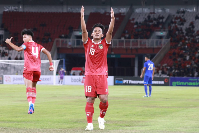 Selebrasi pemain Timnas U-20 Indonesia Toni Firmansyah usai mencetak gol ke gawang Timnas U-20 Thailand pada pertandingan persahabatan di Stadion Gelora Bung Karno, Jakarta, Jumat (26/1/2024). Foto: Aditia Noviansyah/kumparan