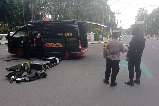 Tim Jibom Brimob Sat Polda Jatim mengamankan sebuah tas ransel yang tergeletak di depan Balai Kota Kediri Jalan Basuk Rahmat, Jumat (26/1/2024). Foto: Polres Kediri Kota