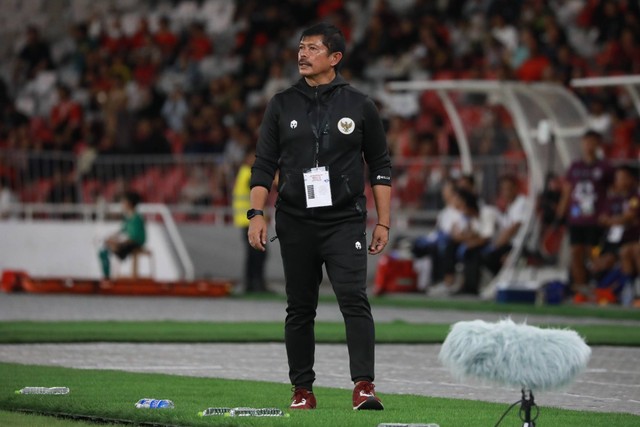 Pelatih Timnas U-20 Indonesia Indra Sjafri memberikan arahan saat melawan Timnas U-20 Thailand pada pertandingan persahabatan di Stadion Gelora Bung Karno, Jakarta, Jumat (26/1/2024). Foto: Aditia Noviansyah/kumparan