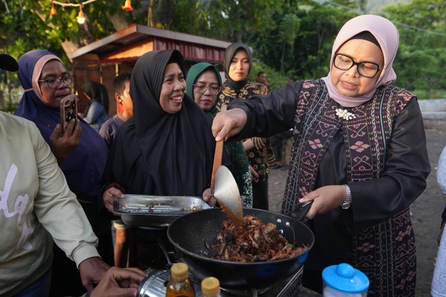 Istri capres nomor urut 01 Anies Baswedan, Fery Farhati masak bersama ibu-ibu di Pantai Kastela, Kota Ternate, Ternate, Maluku Utara, Kamis (25/1/2024). Foto: Dok. Istimewa