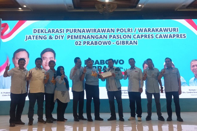 Deklarasi dukungan dari ribuan purnawirawan Polri dan Warakaturi termasuk Mantan Kapolri era 2013 - 2015 Jenderal (Purn) Sutarman kepada capres nomor urut 02, Prabowo-Gibran di Hotel Patra Semarang, Jumat (26/1/2024). Foto: Intan Alliva Khansa/kumparan