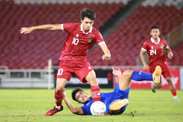 Pemain Timnas U-20 Indonesia Ji Da-bin berebut bola dengan pemain Timnas U-20 Thailand pada pertandingan persahabatan di Stadion Gelora Bung Karno, Jakarta, Jumat (26/1/2024).  Foto: Aditia Noviansyah/kumparan