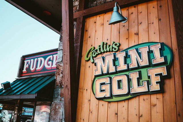 The Coconut Hut - Mini Golf. Foto hanya ilustrasi, bukan tempat sebenarnya. Sumber: Unsplash/sean foster