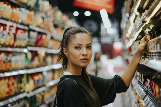 Toko Oleh-oleh Bakpia Kurnia Sari Gamping. Foto hanya ilustrasi bukan tempat sebenarnya. Sumber foto: Unsplash.com/Joshua Rawson-Harris