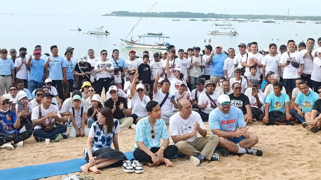 Cawapres nomor urut 02, Gibran Rakabuming Raka ditemani istrinya, Selvi Ananda dan Ketua TKN Prabowo-Gibran, Rosan P Roeslani berkunjung ke Pantai Mertasari, Sanur, Bali, Sabtu (27/1).  Foto: Zamachsyari/kumparan