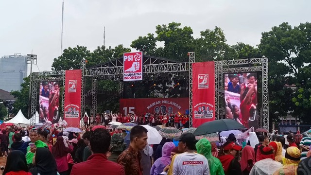 Kampanye akbar bertajuk 'Mawar Melawan' dari PSI berlangsung di Lapangan Bola Kedoya Jakbar, di tengah guyuran hujan, Sabtu (27/1).  Foto: Thomas Bosco/kumparan