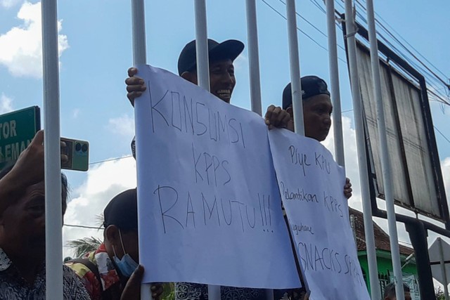 Demo para dukuh dan KPPS di Sleman di depan KPU Sleman, Jumat (26/1/2024), memprotes snack tak layak. Foto: Dok. Istimewa