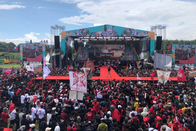 Ganjar menghadiri acara Hajatan Rakyat di Cirebon, Sabtu (27/1/2024). Grup band Slank turut meramaikan acara tersebut. Foto: Dok. Istimewa