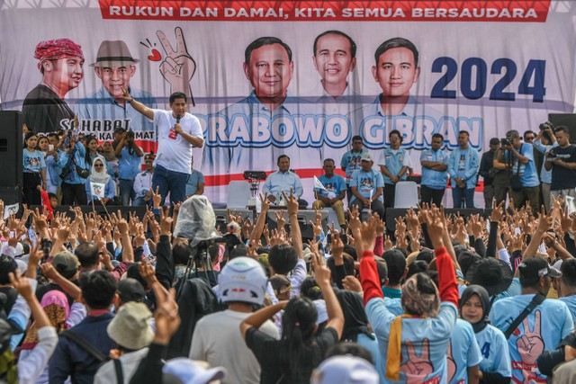 Eks politikus PDI-P Maruarar Sirait (kiri) memberikan sambutan saat hadir pada acara Deklrasi dan Kampanye Akbar Pemenangan Prabowo-Gibran di Lapangan Rawalele, Subang, Jawa Barat, Sabtu (27/1/2024). Foto: Galih Pradipta/ANTARA FOTO