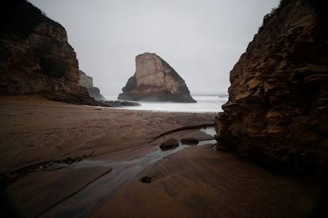 Ilustrasi Kolam Renang Brown Canyon Semarang, Unsplash/CURTIS HYSTAD