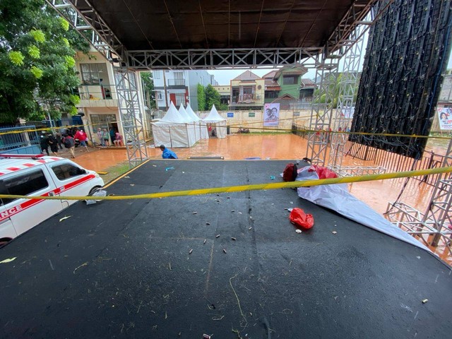 Panggung kampanye akbar PSI di Lapangan Bola Kedoya, Jakbar, jebol, Sabtu (27/1).  Foto: Thomas Bosco/kumparan