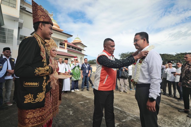 Capres nomor urut 01, Anies Baswedan tiba di Bandara Internasional Sultan Iskandar Muda sebelum melanjutkan kampanye akbar di Provinsi Aceh, Sabtu (27/1/2024). Foto: Dok. Istimewa