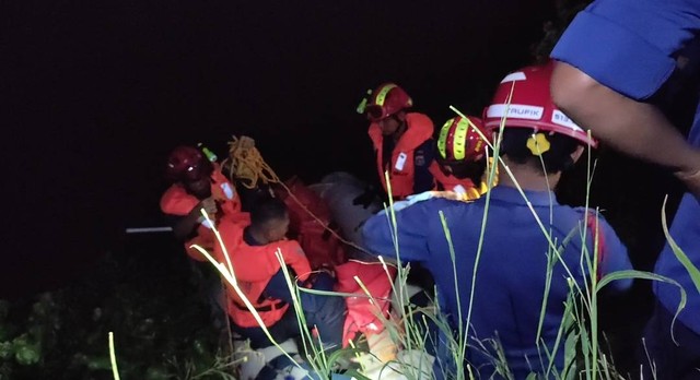 Damkar evakuasi korban tenggelam di Danau JGC, Cakung, Jakarta Timur, Jumat (26/1). Foto: Dok. Istimewa