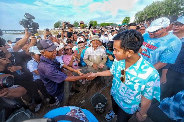 Cawapres nomor urut 02, Gibran Rakabuming Raka menyapa masyarakat saat mengikuti Wellness Tourism di Pantai Mertasari Sanur, Bali, Sabtu (27/1/2024).  Foto: Dok. Istimewa