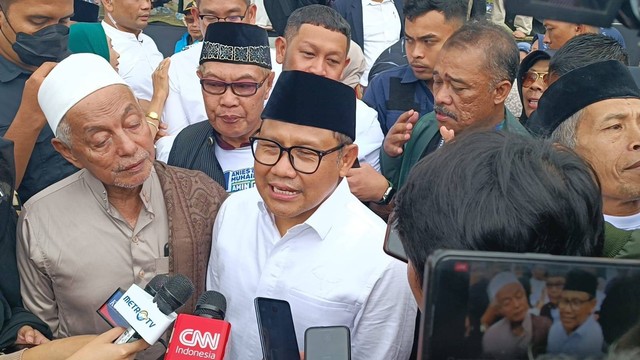 Cawapres nomor urut 1, Muhaimin Iskandar, saat diwawancarai wartawan dalam acara Deklarasi Laskar Santri, Kejajar, Wonosobo, Jawa Tengah, Sabtu (27/1).  Foto: Fadlan Nuril Fahmi/kumparan