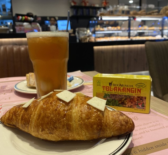 Sido Muncul melalui Tolak Angin berkolaborasi dengan toko roti asal Prancis, PAUL, meluncurkan menu Croissant Honey Mint. Foto: Sido Muncul
