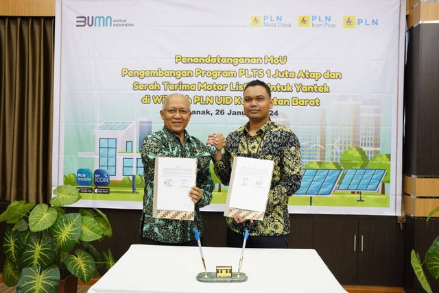 Penandatanganan MoU pengembangan Program PLTS 1 Juta Atap di Kalbar. Foto: Dok. PLN Kalbar
