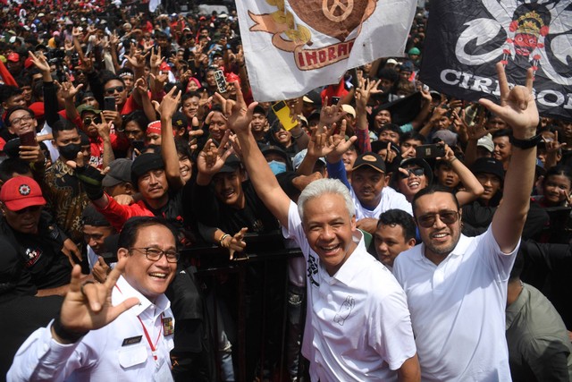 Calon presiden nomor urut 3 Ganjar Pranowo (tengah) berfoto bersama pendukungnya saat mengikuti kampanye terbuka bertajuk Hajatan Rakyat di Stadion Bima, Cirebon, Jawa Barat, Sabtu (27/1/2024). Foto: Akbar Nugroho Gumay/ANTARA FOTO