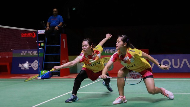 Pebulu tangkis Indonesia ganda putri Lanny Tria Mayasari/Ribka Sugiarto melawan Pebulu tangkis China Liu Sheng Shu/Tan Ning, pada babak semifinal Indonesia Masters 2024 di Istora Senayan, GBK, Jakarta, Sabtu (27/1). Foto: Aditia Noviansyah/kumparan