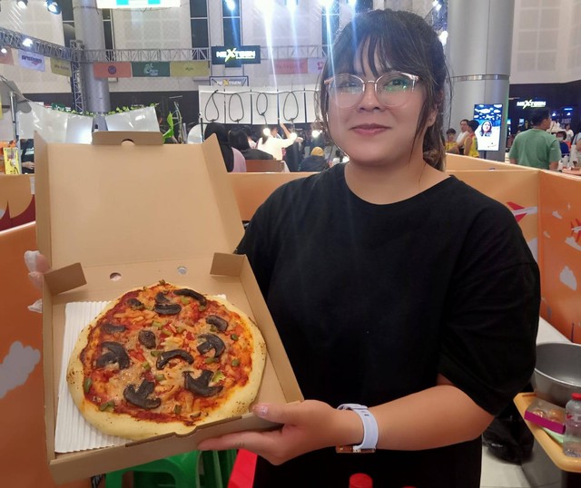 Yossy Anida OktavianaOktaviana menunjukkan pizza vegan kreasinya. Foto: Masruroh/Basra