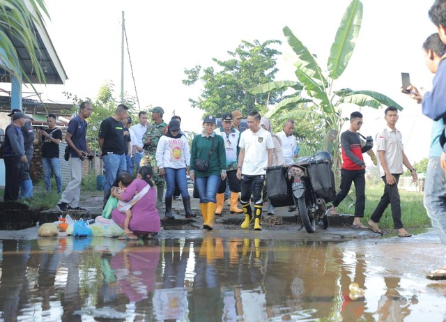 Pj Wali Kota Palembang, Ratu Dewa, bersama Ketua DPRD Palembang, Zainal Abidin, saat meninjau banjir di Kertapati. (ist)