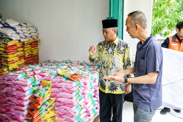 Pj Bupati Muba, Apriyadi Mahmud, saat meninjau penyaluran paket sembako di Kecamatan Lais. (ist)