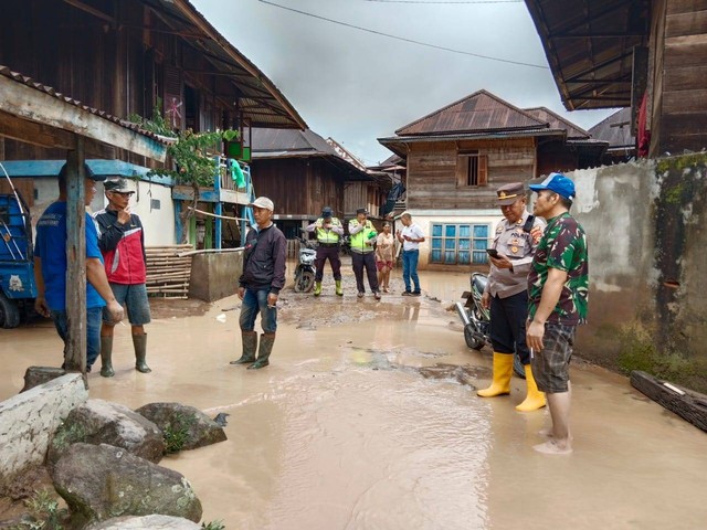 Suasana salah satu wilayah di Lahat yang terdampak banjir bandang, Foto : Polres Lahat