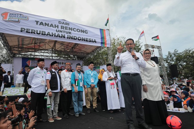 Capres nomor urut 01 Anies Baswedan, ditemani sang istri, Fery Farhati Ganis, berkampanye di Stadion H. Dimurthala, Banda Aceh, Provinsi Nanggroe Aceh Darussalam, Sabtu (27/1/2024). Foto: Dok. Istimewa