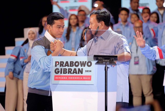 Paslon 02 Prabowo Subianto dan Gibran Rakabuming Raka hadiri konsolidasi relawan muda 'Suara Muda Indonesia untuk Prabowo-Gibran di JCC, Jakarta, Sabtu (27/1/2024). Foto: Dok. Istimewa