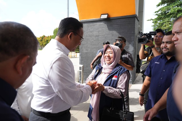 Capres 01 Anies Baswedan disambut relawan Sobat Anies Sanubari Riau, di Bandara Sultan Syarif Kasim Pekanbaru, Riau, Sabtu (27/1/2024). Foto: Dok. Istimewa