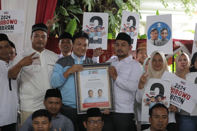 Barisan Santri Muda untuk Prabowo-Gibran mendeklarasikan dukungan untuk paslon nomor urut 02 di Pilpres 2024. Deklarasi dilakukan di rumah Prabowo, Jalan Kertanegara IV, Kebayoran Baru, Jakarta Selatan, Sabtu (27/1/2024). Foto: Dok. Istimewa