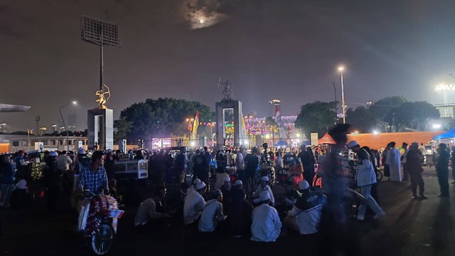 Peserta Tabligh Akbar Nurul Musthofa memakai sisi kiri Jalan Asia Afrika, baik yang dari arah Spark dan yang menuju Hotel Mulia, Sabtu (27/1/2024). Foto: Thomas Bosco/kumparan