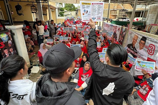 Relawan 'Rambut Putih' Ganjar-Mahfud blusukan ke rumah warga Jakarta. Foto: Dok. istimewa