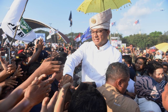 Calon presiden nomor urut 1 Anies Baswedan (tengah) menyapa warga saat kampanye akbar di Taman Bukit Gelanggang, Dumai, Riau, Sabtu (27/1/2024). Foto: Indrianto Eko Suwarso/ANTARA FOTO