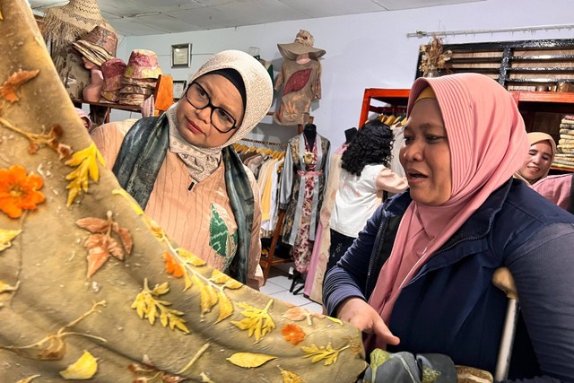 Istri Capres 01 Anies Baswedan, Fery Farhati, melihat proses pembuatan kain ecoprint, yang dibuat oleh para penyandang disabilitas di Ternate. Foto: Dok. Istimewa