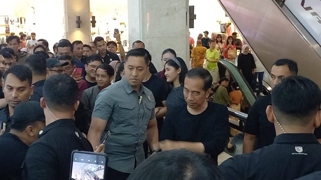 Presiden Jokowi mengajak putranya Kaesang Pangarep dan mantunya Erina Gudono menghabiskan malam Minggu di Mal Ambarrukmo Plaza (Amplaz), di Kabupaten Sleman, DIY, Sabtu (27/ 1/2024). Foto: Dok. Istimewa