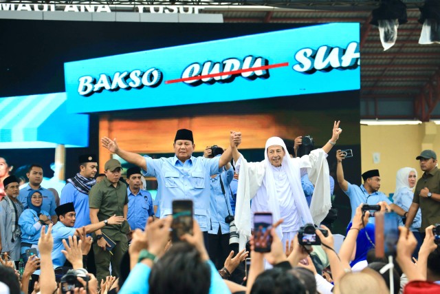 Capres 02 Prabowo Subianto bersama Habib Luthfi dalam acara Ndaru Bershalawat 'Seribu Ulama-Sejuta Santri' di Serang, Banten, Sabtu (27/1/2024). Foto: Dok. Istimewa