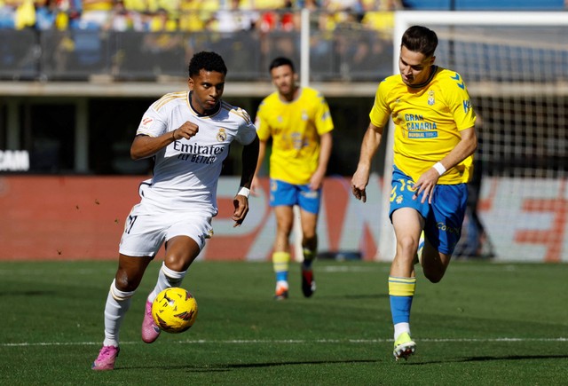 Rodrygo Goes dibayangi Mika Marmol dalam laga Las Palmas vs Real Madrid dalam pekan ke-22 Liga Spanyol 2023/24 di Estadio Gran Canaria, Sabtu (27/1/2024). Foto: REUTERS/Borja Suarez