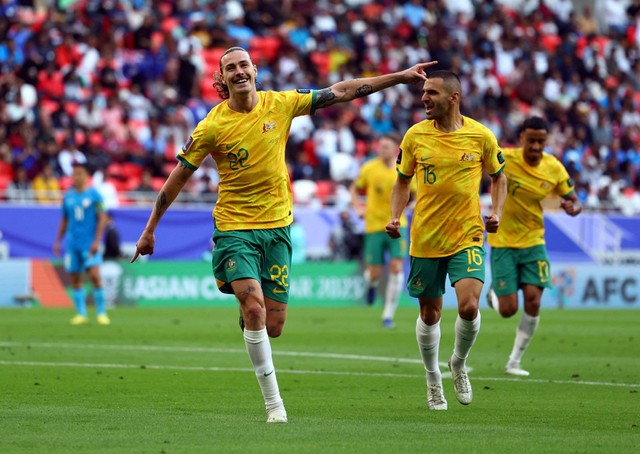 Pemain Timnas Australia, Jackson Irvine dan Aziz Behich, dalam sebuah laga Piala Asia di Qatar pada Januari 2024. Foto: REUTERS/Molly Darlington