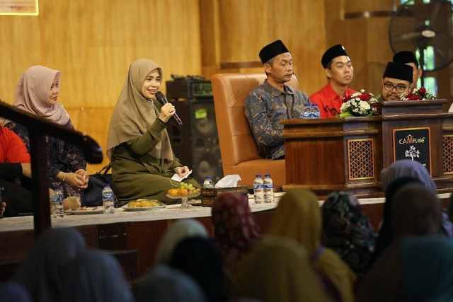 Istri calon presiden Ganjar Pranowo, Siti Atikoh mengikuti pengajian sabtu di Kampung Coklat, Desa Plosorejo, Kademangan, Blitar, Jawa Timur, Sabtu (27/1/2024).  Foto: Dok. Istimewa