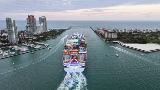 Kapal pesiar terbesar di dunia, Royal Caribbean's Icon of the Seas, memulai pelayaran perdananya dari Miami di Amerika Serikat, pada Sabtu (27/1/2024). Foto: Maria Alejandra Cardona/REUTERS