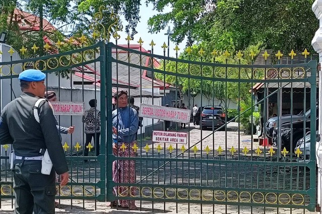 Kendaraan presiden Joko Widodo tiba di Keraton Kilen Ngayogyakarta Hadiningrat, Minggu (28/1/2024). Foto: Arfiansyah Panji Purnandaru/kumparan